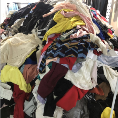 工廠(chǎng)品牌雜款衣服按斤稱(chēng)直播服裝貨源低價(jià)批發(fā)庫(kù)存尾貨論斤稱(chēng)外理